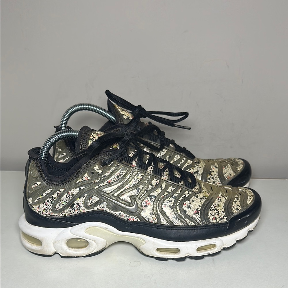 Nike Women's Sneakers in Black and Cream